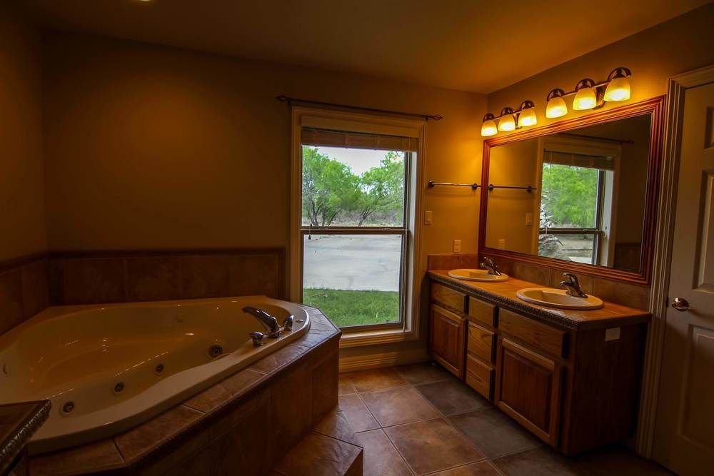 Glasscock Ranch: 20680 McMurray Ln, Mathis, TX 78368